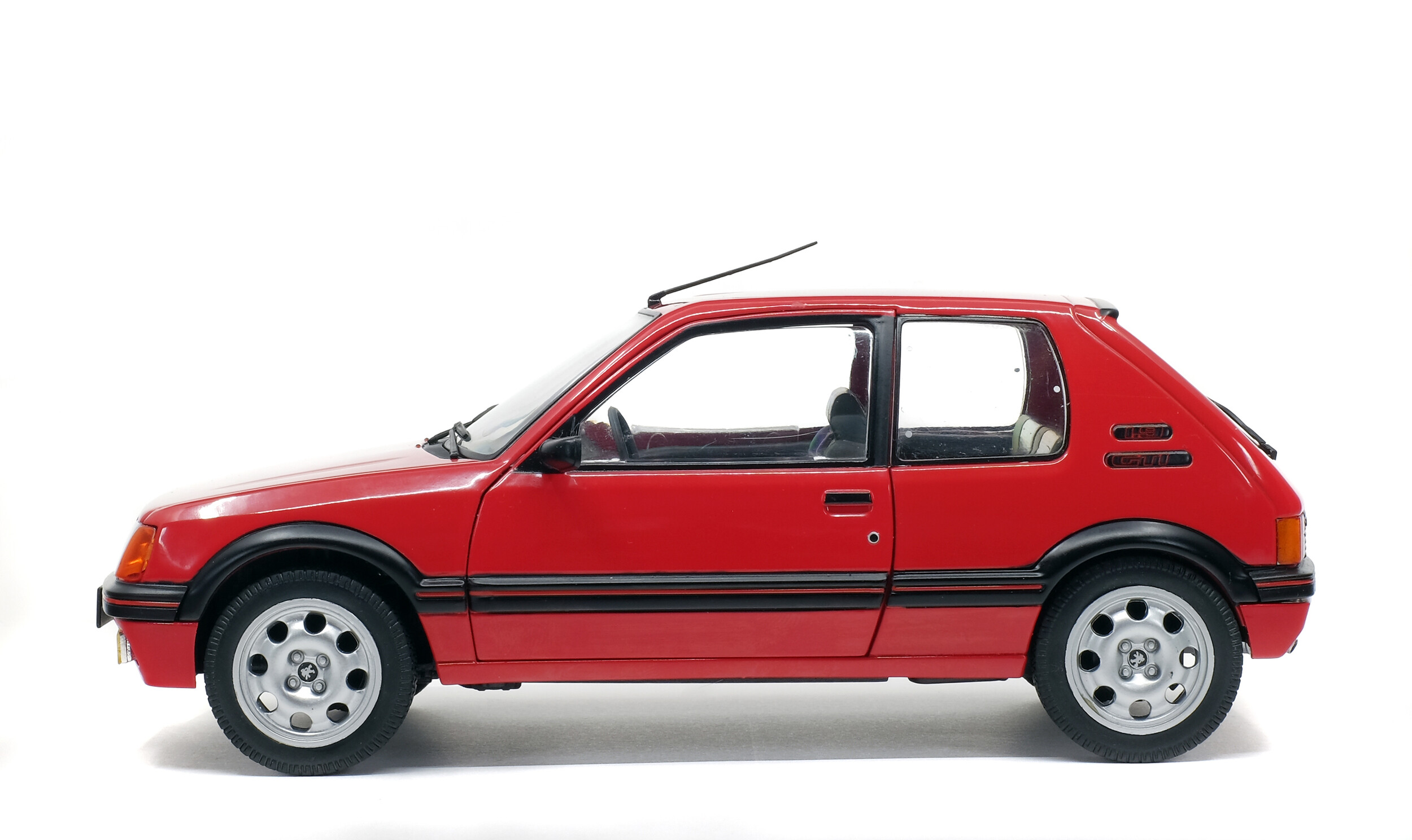 Voiture de couleur rouge - PEUGEOT 205 GTI 1.9