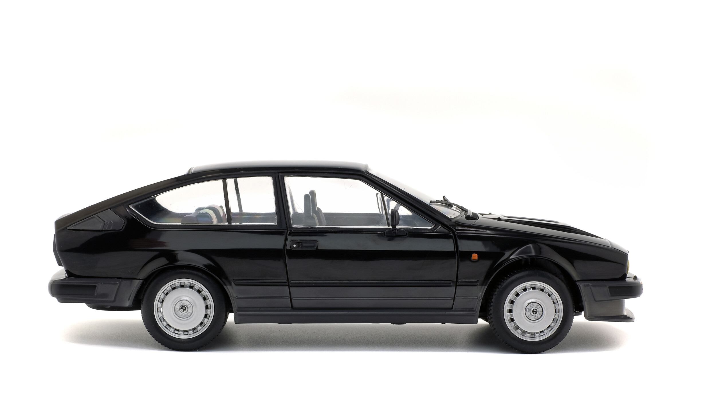 ALFA ROMEO GTV6 BLACK 1984 Solido ALFA ROMEO GTV6 BLACK 1984 Solido