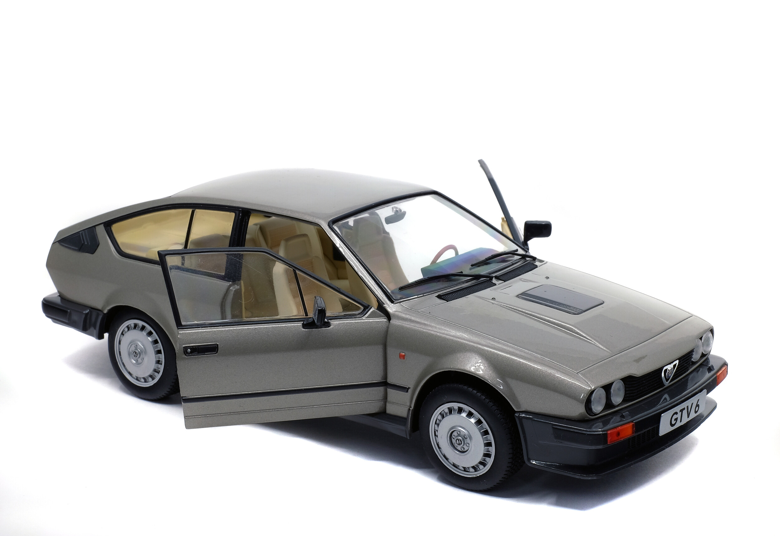 Alfa Romeo GTV6 Silver 1984 Solido Alfa Romeo GTV6 Silver 1984 Solido