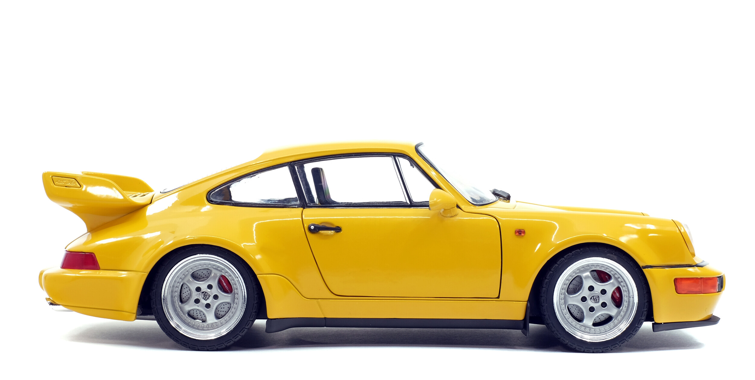 Norev Porsche (964) Carrera 2 jaune 1992 à l'échelle 1:18