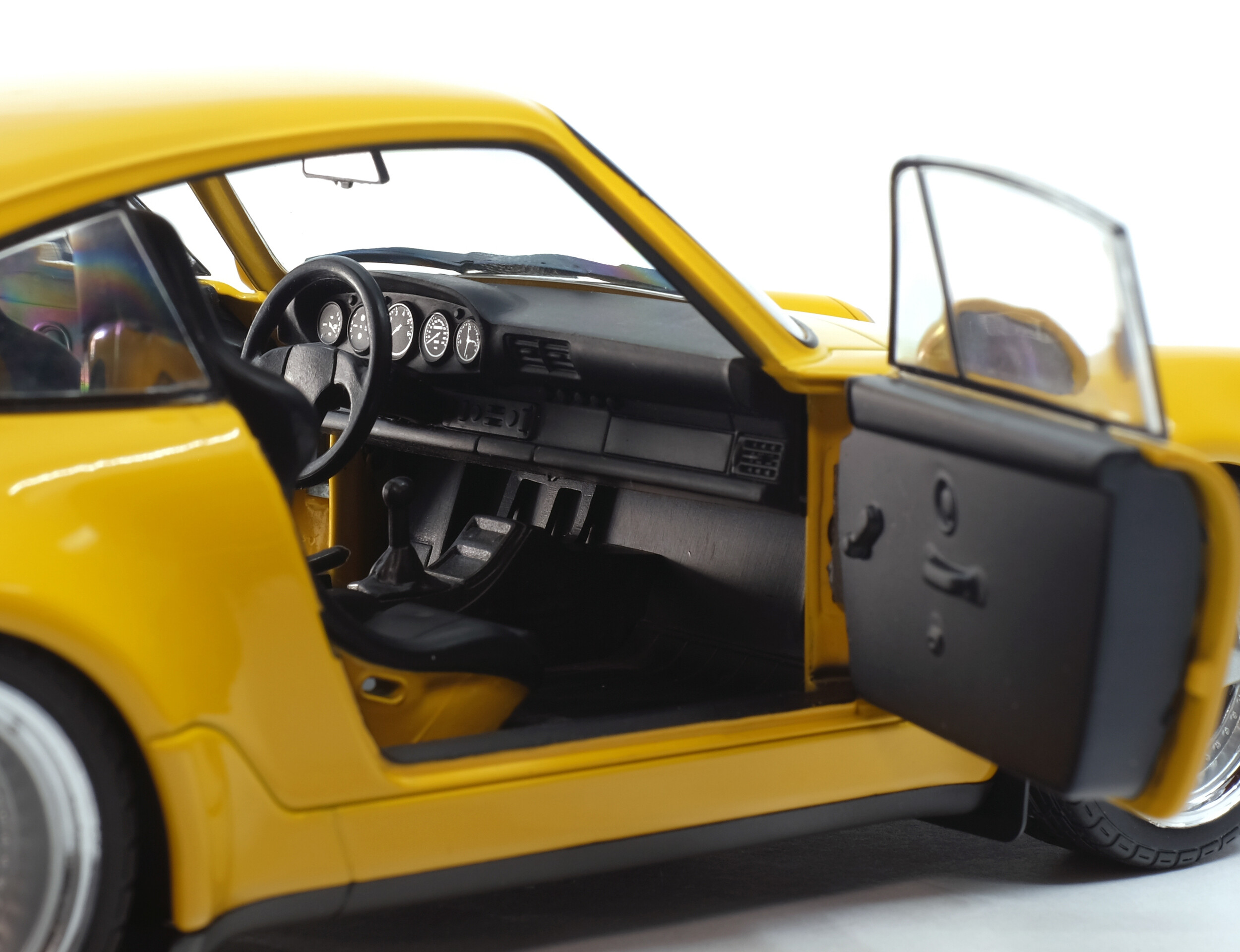 Miniature Porsche 911 (964) Carrera RS 3.8 – Mirage (Transformers) 1/18 Spark