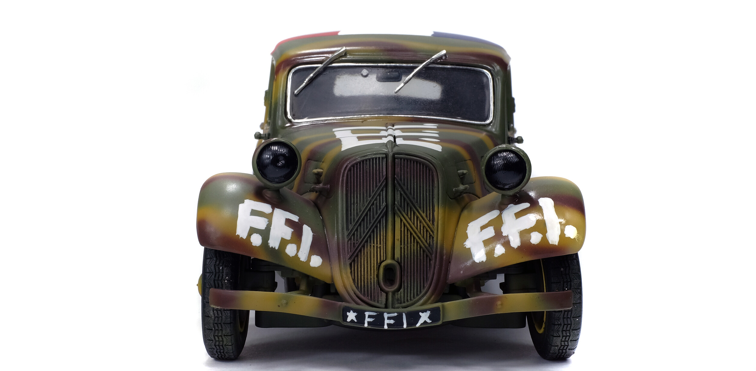 Solido 1:18 - Voiture miniature - Citroën Traction 7 FFI 1944 - Modèle en zamac avec 4 ouvertures