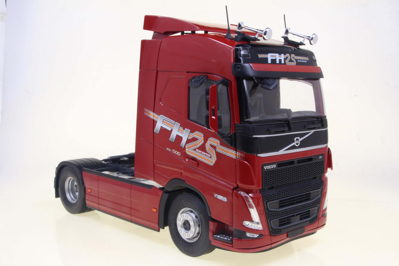 SOLIDO Volvo Trucks FH Globetrotter Xl 25 Years Edition Red 1/24 S2400104