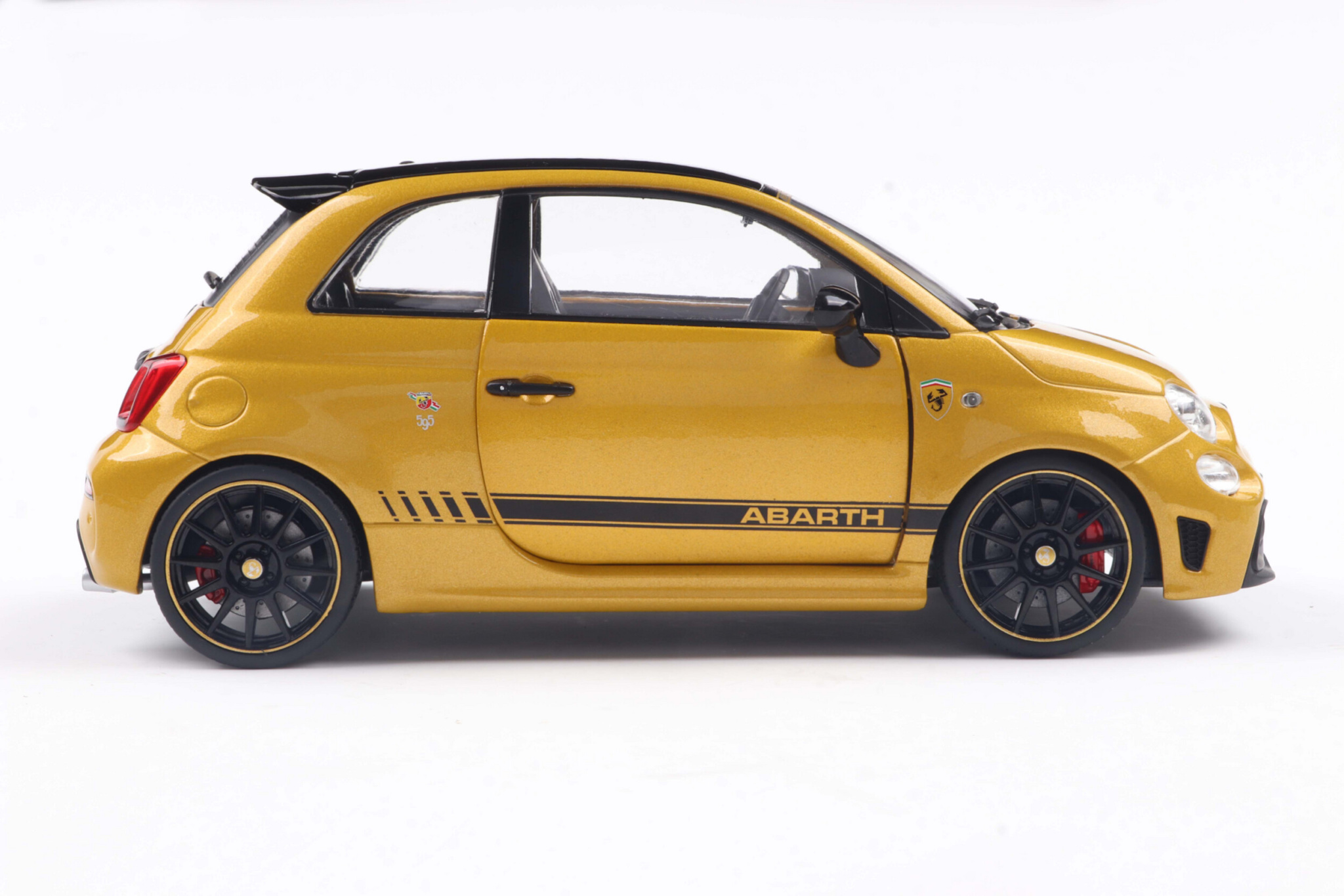 Modèle Réduit Fiat 595 Abarth 2024 - Échelle 1:18 - Solido - Jaune Métallisé/Noir