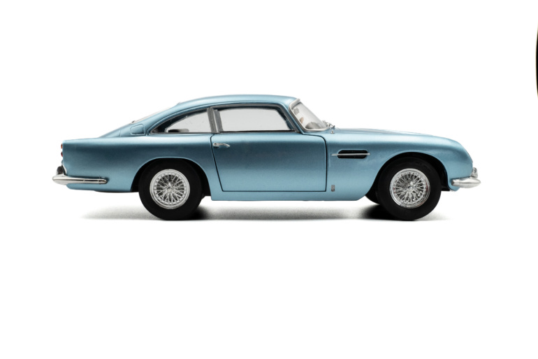 Mô hình xe ô tô Aston Martin DB5 Light Metallic Blue 1964 tỉ lệ 1:18 S – Cửa Hàng Mô Hình