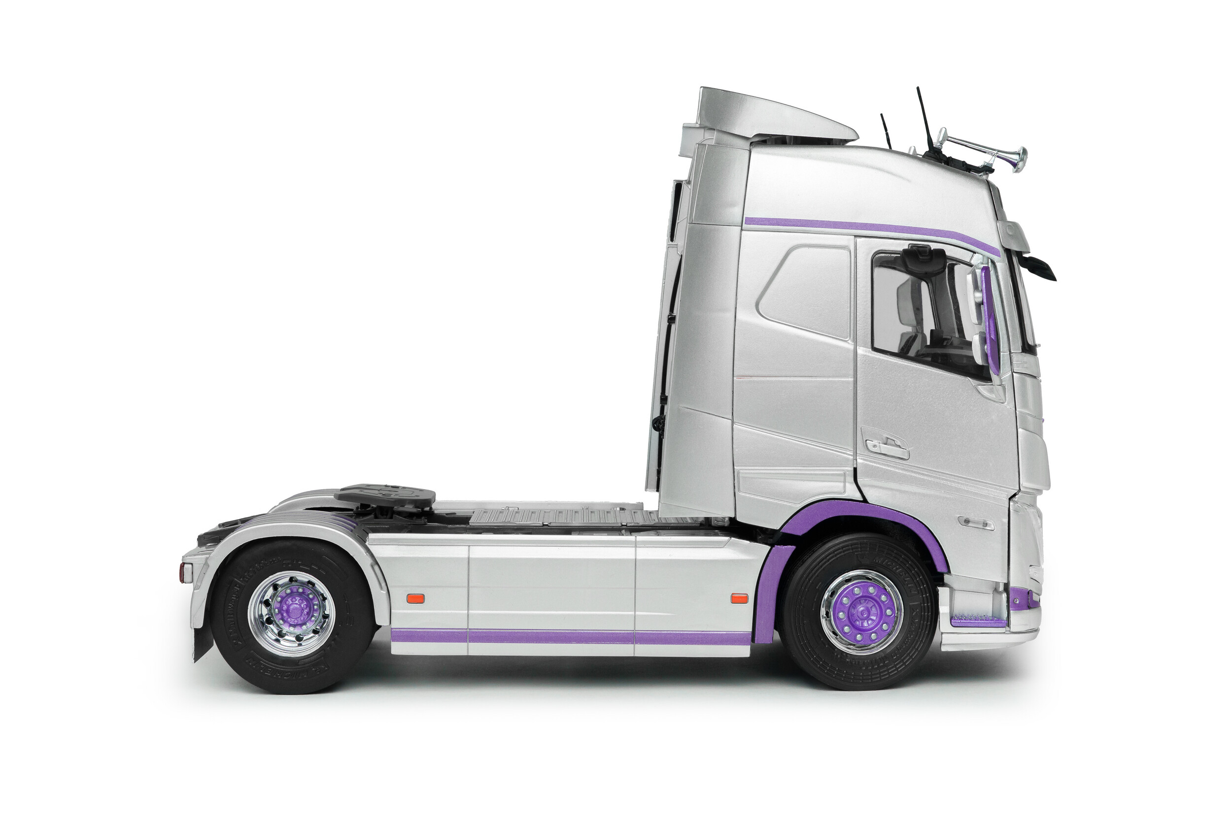 Volvo Trucks FH Globetrotter XL - SILVER & PURPLE - 2023 - Solido