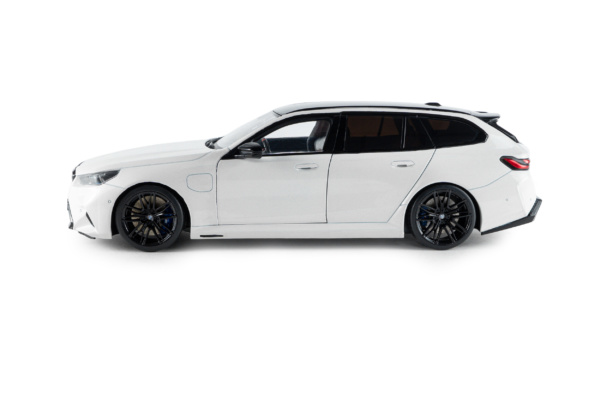 BMW M5 TOURING - Alpine White Solid - 2025