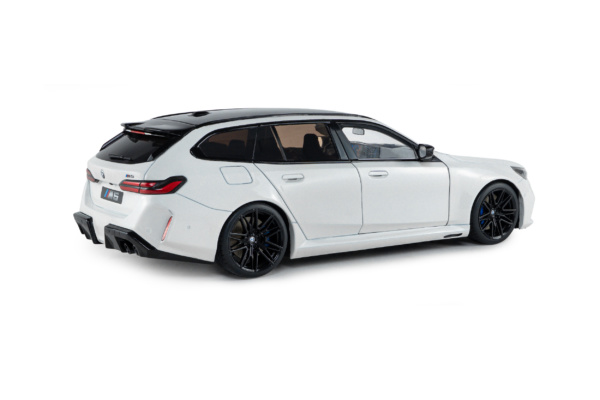 BMW M5 TOURING - Alpine White Solid - 2025