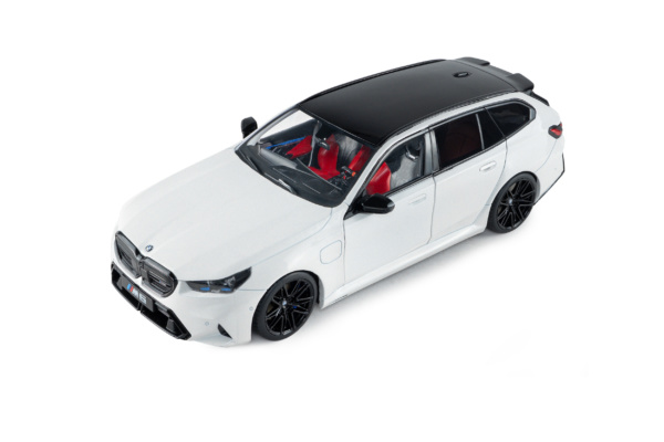BMW M5 TOURING - Alpine White Solid - 2025