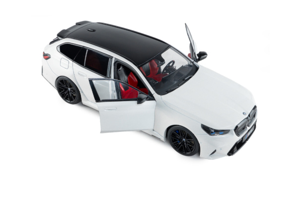 BMW M5 TOURING - Alpine White Solid - 2025